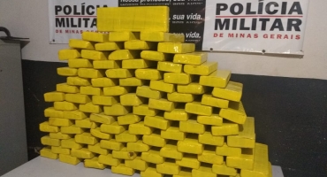 Polícia Militar de Patos de Minas apreende aproximadamente 100 quilos de maconha dentro de automóvel e prende suspeito