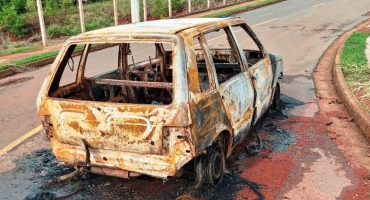 Automóvel furtado em Patos de Minas é localizado totalmente queimado 