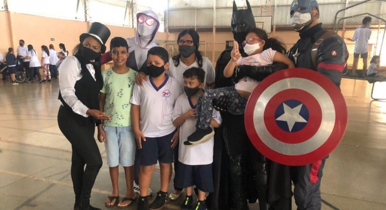 APAE de Patos de Minas recebe 'super-heróis' que fazem a alegria das crianças