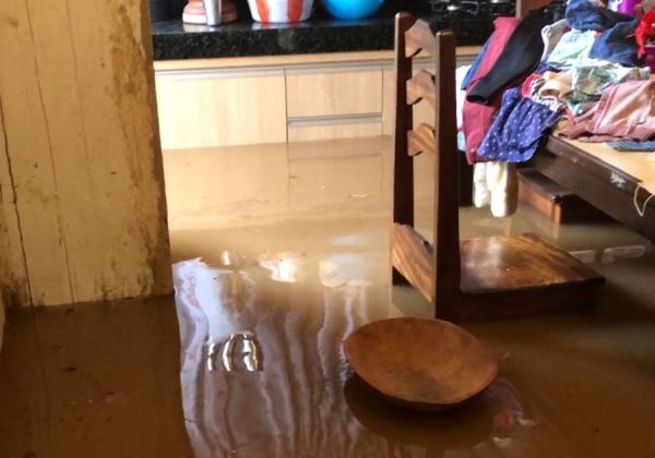 Residência em Lagoa Formosa é invadida por enxurrada e prejuízo pode passar de 10 mil reais 