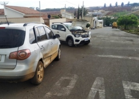 Lagoa Formosa: motorista avança parada obrigatória, causa acidente e idoso fica ferido