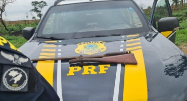 PRF prende homem que levava espingarda dentro do carro pela BR-365 em Patos de Minas