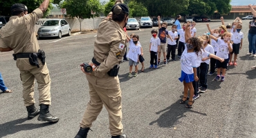 Alunos do PROERD de Patos de Minas realizam passeio pelo 15º Batalhão de Polícia Militar