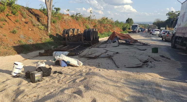 Semirreboque carregado com 25 mil quilos de feijão tomba na BR-354 no município de Lagoa Formosa