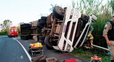 Motorista de carreta que transportava verduras fica gravemente ferido em acidente na BR-354 