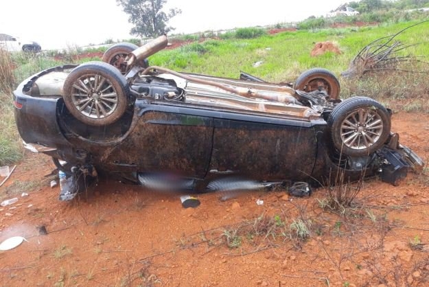 Motorista perde controle e capota carro em curva da BR-146, em Patos de Minas