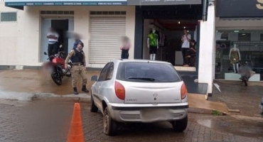 Durante forte chuva, motorista cai em bueiro, perde controle e bate em moto estacionada