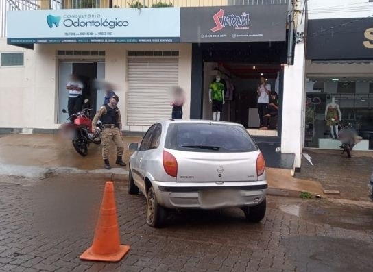 Durante forte chuva, motorista cai em bueiro, perde controle e bate em moto estacionada