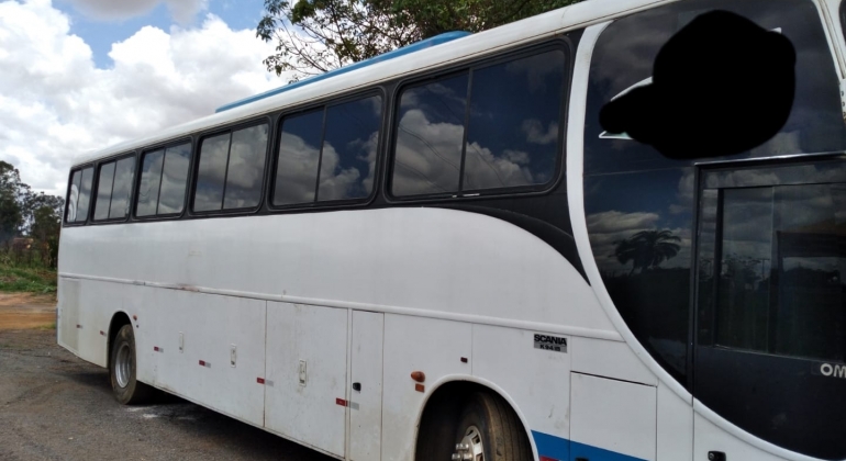  Ônibus que realizava transporte ilegal de passageiros é interceptado na BR-352 em Rio Paranaíba