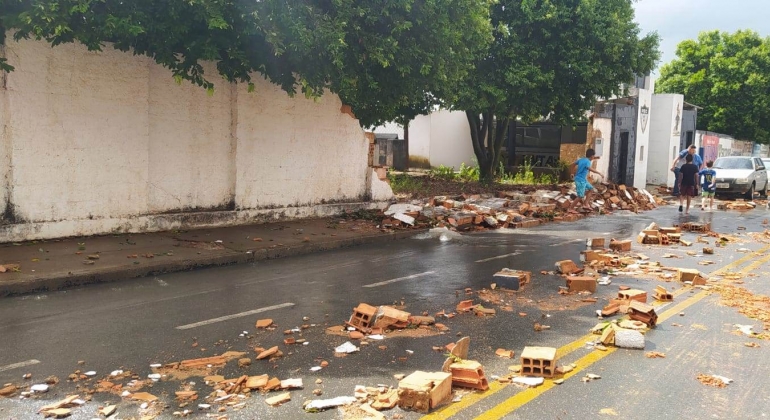 Chuva com vendaval atinge Carmo do Paranaíba e derruba muro e árvores em vários pontos da cidade