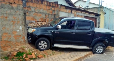 Motorista avança parada, atinge motociclista e depois bate em muro de casa em Patos de Minas