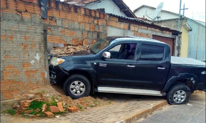 Motorista avança parada, atinge motociclista e depois bate em muro de casa em Patos de Minas