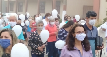  Feriado é marcado com procissão em homenagem às vítimas da Covid-19 em Carmo do Paranaíba