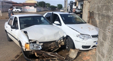 Motorista avança parada obrigatória em Patos de Minas, provoca acidente e foge a pé   