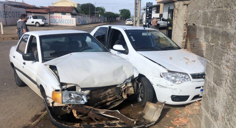 Motorista avança parada obrigatória em Patos de Minas, provoca acidente e foge a pé   