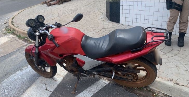 Acidente no centro de Patos de Minas deixa condutor e passageiro de motocicleta feridos