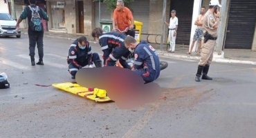 Mototaxista fica gravemente ferido após bater em ônibus de transporte público em Patos de Minas 