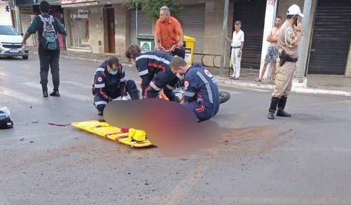 Mototaxista fica gravemente ferido após bater em ônibus de transporte público em Patos de Minas 