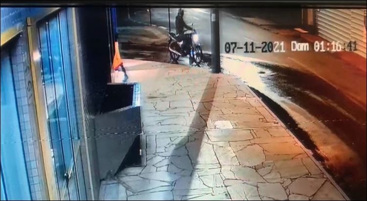 Bandidos arrombam loja de celulares no centro de Patos de Minas e levam aparelhos, veja vídeo