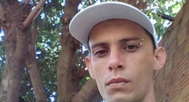 Homem é morto com tiro no peito em Patos de Minas quando conversava com namorada em via pública