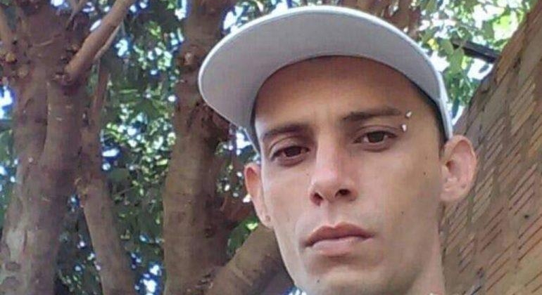 Homem é morto com tiro no peito em Patos de Minas quando conversava com namorada em via pública