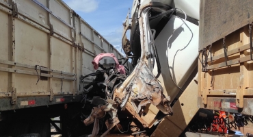 Acidente envolvendo três carretas na MG-410 deixa motorista ferido, veja vídeo