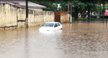 Patos de Minas registra 80 milímetros de chuva e alagamentos em diversos pontos