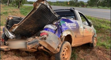 Pneu vazio faz motorista perder controle e capotar carro na MGC-354 em Presidente Olegário