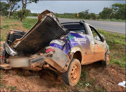 Pneu vazio faz motorista perder controle e capotar carro na MGC-354 em Presidente Olegário