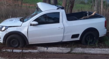 Motorista embriagado perde controle e bate carro em árvores na MGC-354, em Lagamar