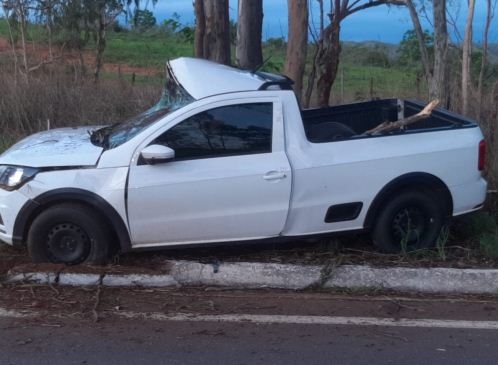 Motorista embriagado perde controle e bate carro em árvores na MGC-354, em Lagamar