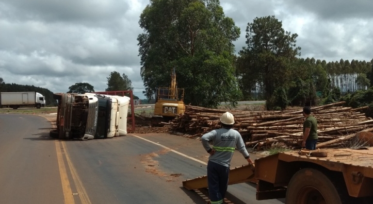 Treminhão carregado com 70 toneladas de toras de eucalipto tomba na MG-190 no município de Romaria 