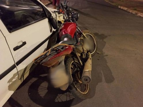 Motociclista de 26 anos fica ferido após acidente com carro no Bairro Alto dos Caiçaras em Patos de Minas