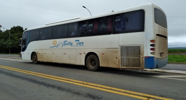 Ônibus que transportava passageiros irregulares é abordado na BR-352, em Carmo do Paranaíba