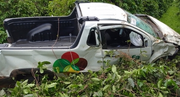 Jovem furta carro, foge de bloqueio policial e é preso após sofrer acidente em Carmo do Paranaíba