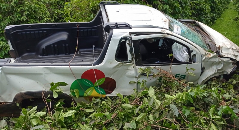 Jovem furta carro, foge de bloqueio policial e é preso após sofrer acidente em Carmo do Paranaíba