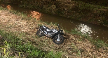 Motociclista com sintomas de embriaguez cai às margens do Córrego do Monjolo em Patos de Minas 