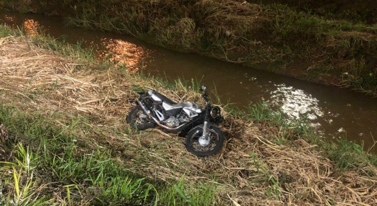 Motociclista com sintomas de embriaguez cai às margens do Córrego do Monjolo em Patos de Minas 