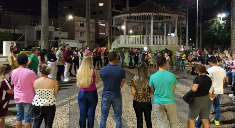 Amigos de advogado patense realizam momento de fé e oração na Praça do Coreto pela saúde do jovem