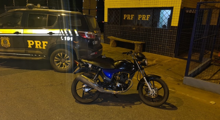 Motocicleta com sinais de identificação adulterados é apreendida pela PRF em Patos de Minas 
