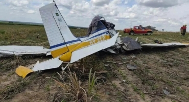 Avião pulverizador cai em fazenda na zona rural de João Pinheiro e piloto morre