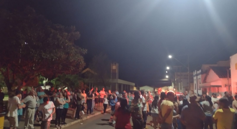 Reunião da Câmara em Arapuá termina em tumulto e vereadores saem da Casa de Leis escoltados pela polícia – Veja vídeo