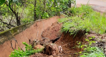 Morador de Areado registra desmoronamento em barranco de sustentação de ponte sobre rio que fica na rodovia LMG-743