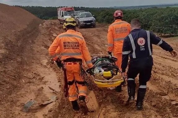 Bombeiros resgatam homem que caiu em represa de irrigação no município de Patrocínio