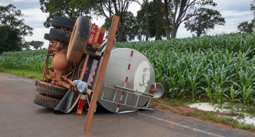 Caminhão tanque tomba na LMG-743 no município de Patos de Minas e motorista sofre ferimentos leves