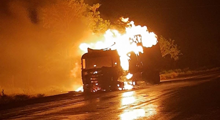 Carreta com produtos farmacêuticos pega fogo na MG-410, em Lagoa Grande