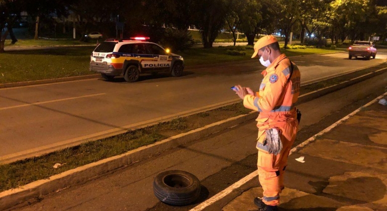 Roda se solta de veículo e atinge motociclista na Avenida JK em Patos de Minas 