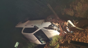 Lagoa Formosa: caminhonete sofre aquaplanagem e provoca acidente na estrada de Monjolinho