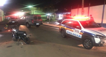 Motoqueiro armado com revólver tenta fugir de abordagem policial e colide contra viatura da PM