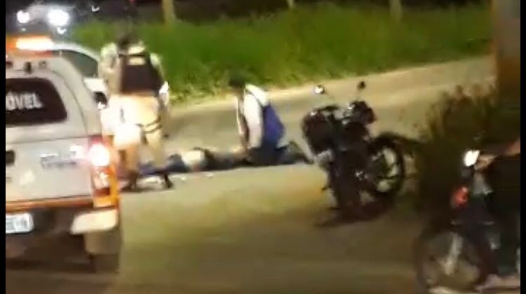 Motoqueiro suspeito de tráfico de drogas fica gravemente ferido após tentar fugir de abordagem policial e colidir contra carro